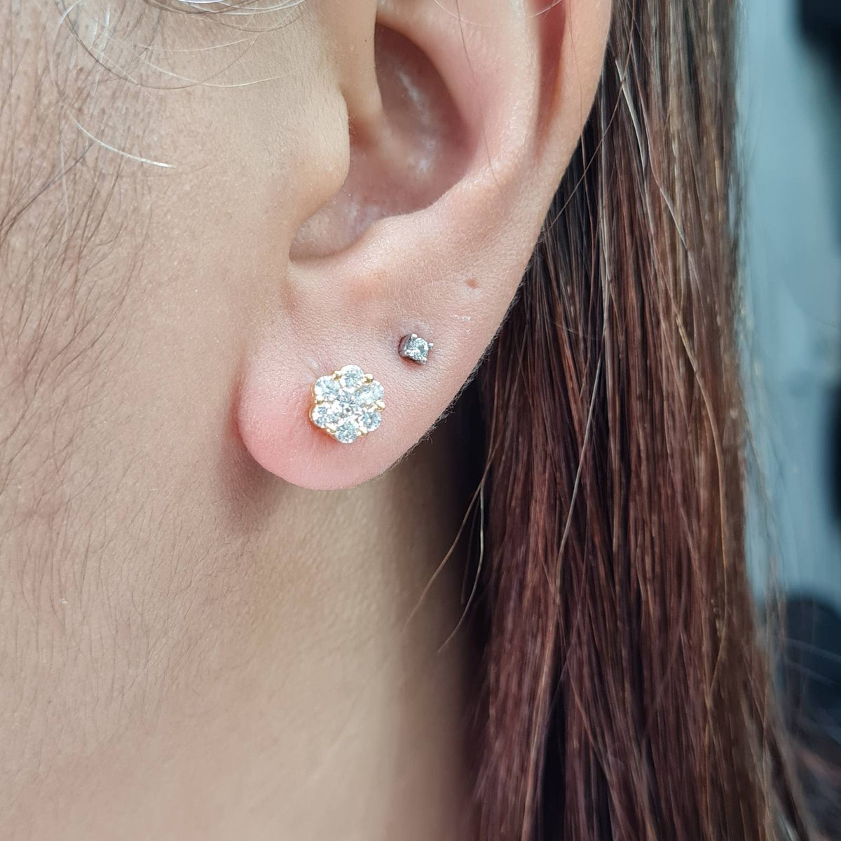 Classic 1ct Face Round Floral Golden Stud Diamond Earrings 18K