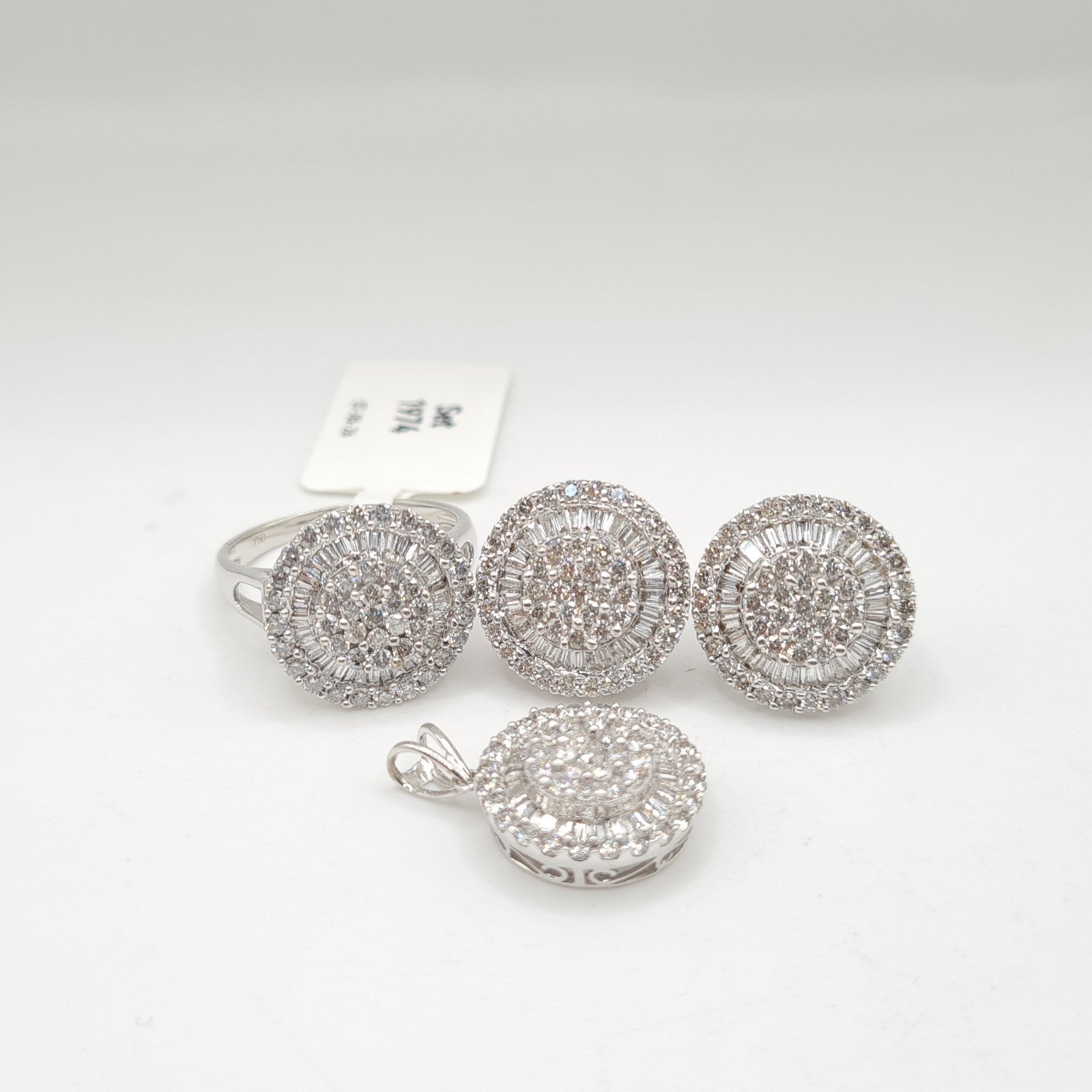 Classic Round Diamond Jewelry Set 18K
