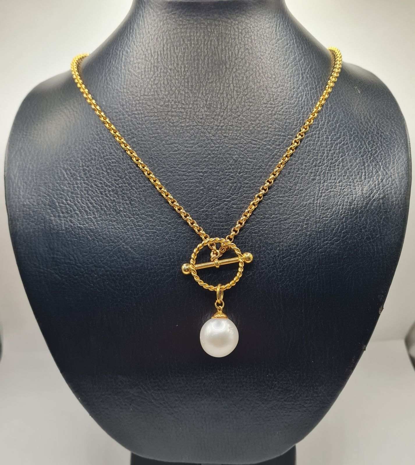 Golden Dangling Drop Pearl Nexklace 14K